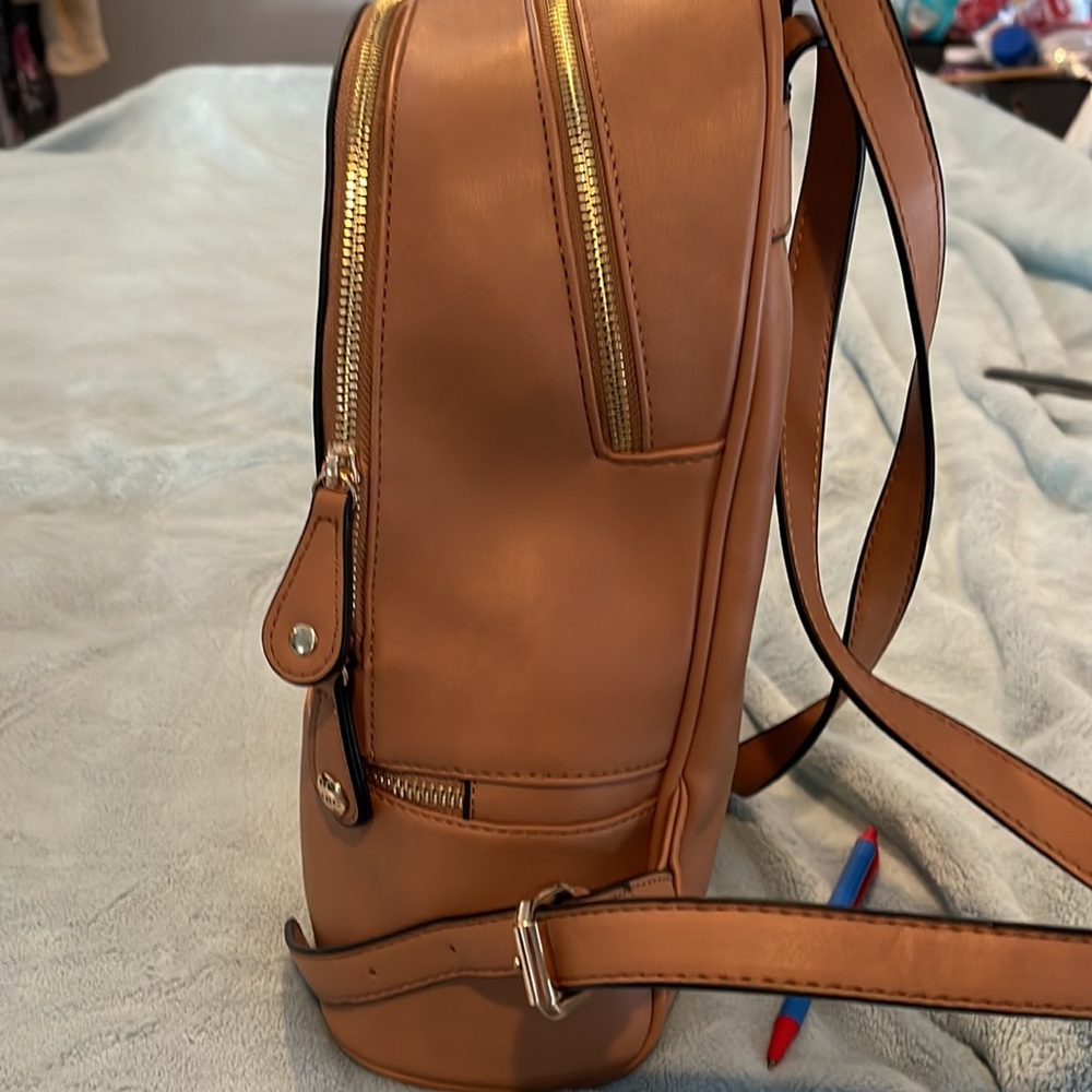Backpack - Picture 2 of 6
